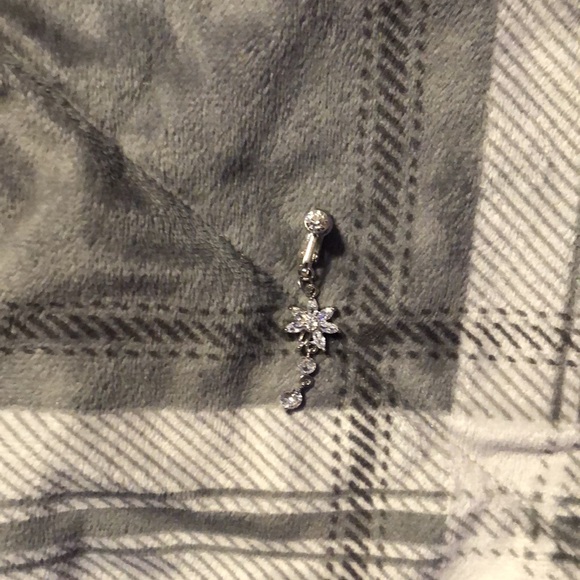 Fake belly button piercing - Picture 8 of 8